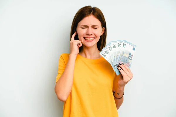 Mujer Inglesa Joven Sosteniendo Billetes Aislados Sobre Fondo Azul Cubriendo — Foto de Stock