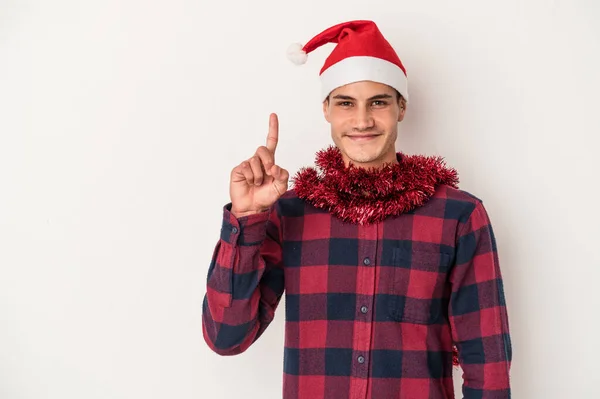 Jovem Caucasiano Celebrando Natal Isolado Fundo Branco Mostrando Número Com — Fotografia de Stock