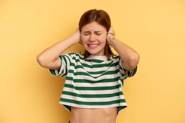 Jeune Femme Anglaise Isolée Sur Fond Jaune Couvrant Les Oreilles — Photo