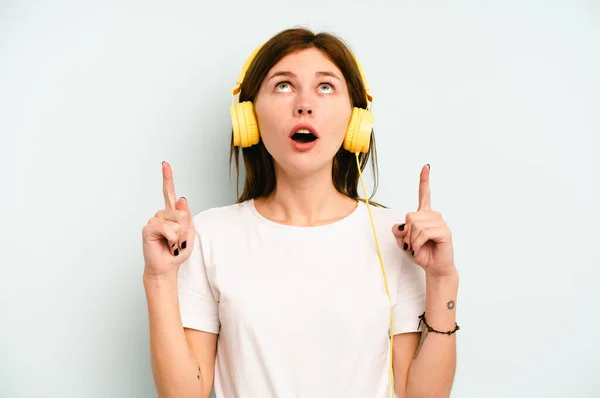 Genç Ngiliz Kadın Mavi Arka Planda Izole Edilmiş Müzik Dinlerken — Stok fotoğraf