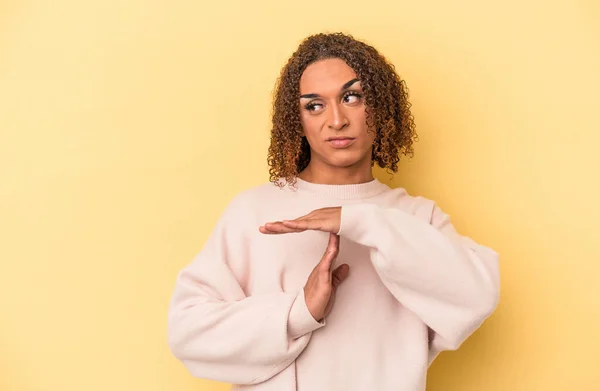 Young Latin Transsexual Woman Isolated Yellow Background Showing Timeout Gesture — Stock Photo, Image