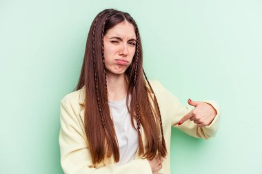 Yeşil arka planda karaciğer ağrısı çeken, karnı ağrıyan beyaz bir kadın..