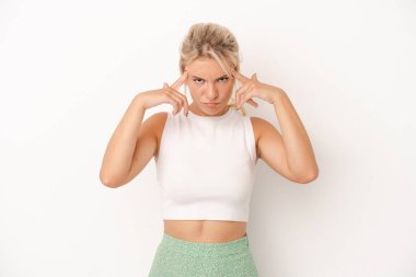 Beyaz arka planda izole edilmiş genç bir Rus kadın bir göreve odaklanmış, işaret parmaklarını işaret ediyor..