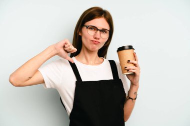 Restoran garsonu elinde mavi arka planda izole edilmiş kahve tutan kadın gururlu ve kendinden emin, örnek olarak.