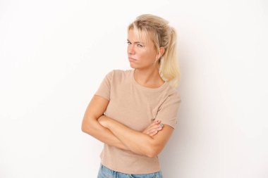 Beyaz arka planda izole edilmiş genç bir Rus kadın şüpheli, belirsiz, seni sorguluyor..