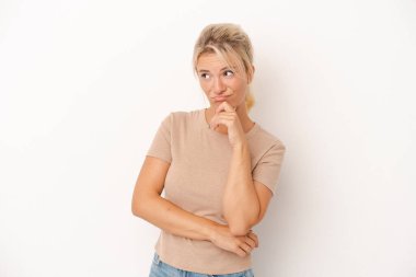 Beyaz arka planda izole edilmiş genç bir Rus kadın virüs ya da enfeksiyon yüzünden boğazında ağrı hissediyor..