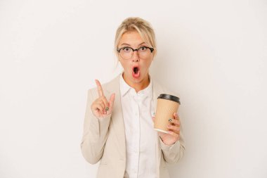 Beyaz arka planda izole edilmiş kahveyi alıp götüren genç bir Rus kadının harika bir fikri var, yaratıcılık kavramı..