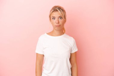 Pembe arka planda izole edilmiş genç bir Rus kadın üzgün, ciddi bir yüz, mutsuz ve hoşnutsuz..