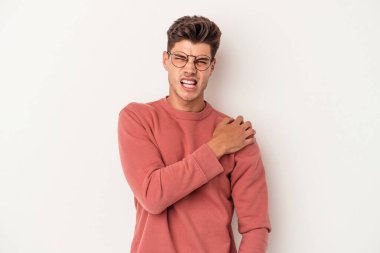 Beyaz arka planda izole edilmiş, omuz ağrısı olan genç beyaz bir adam..