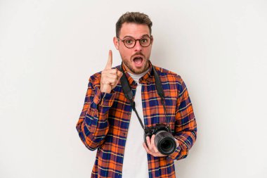Beyaz arka planda izole genç beyaz fotoğrafçı bir fikri, ilham konsepti var.