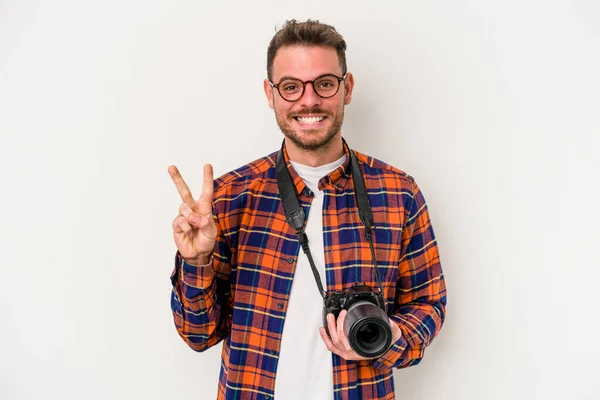 Joven Fotógrafo Caucásico Aislado Sobre Fondo Blanco Mostrando Número Dos — Foto de Stock