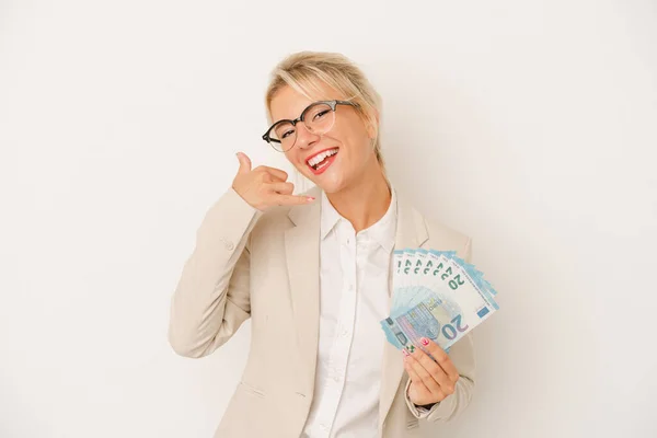 若いビジネスロシアの女性は白い背景に隔離された紙幣を保持指で携帯電話の呼び出しジェスチャーを示す — ストック写真