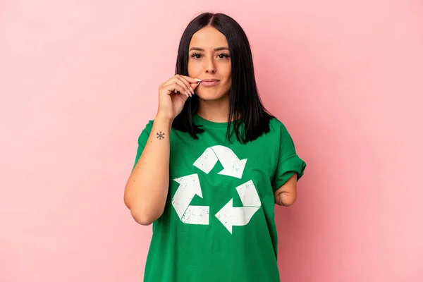 Jonge Blanke Vrouw Met Een Arm Gerecycled Afval Geïsoleerd Roze — Stockfoto