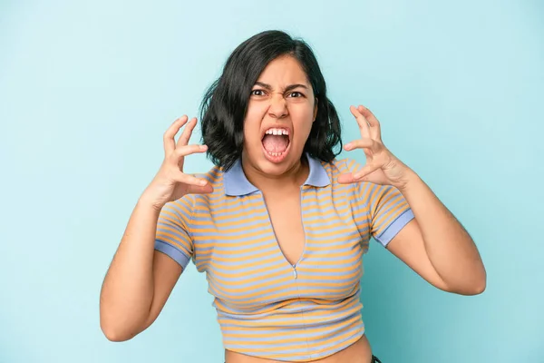 Jovem Latina Isolada Fundo Azul Gritando Com Raiva — Fotografia de Stock