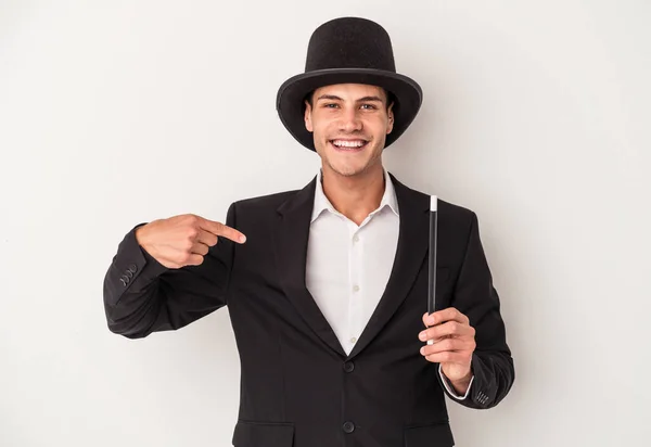 Jovem Mágico Caucasiano Segurando Uma Varinha Isolada Fundo Branco Pessoa — Fotografia de Stock