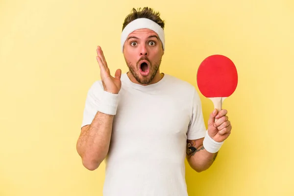 Jovem Caucasiano Homem Segurando Ping Pong Raquete Isolado Amarelo Fundo — Fotografia de Stock