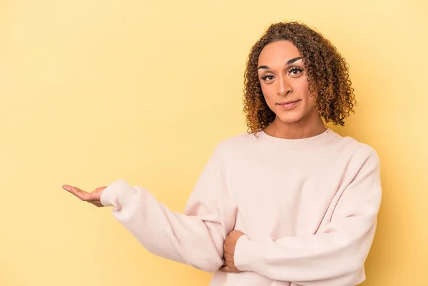 Young Latin Transsexual Woman Isolated Yellow Background Showing Copy Space — Stock Photo, Image