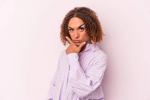 Young Latin Transsexual Woman Isolated Pink Background Contemplating Planning Strategy — Stock Photo, Image