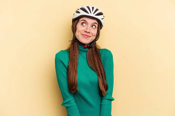 Ung Kaukasiska Kvinna Bär Hjälm Cykel Isolerad Gul Bakgrund Drömmer — Stockfoto