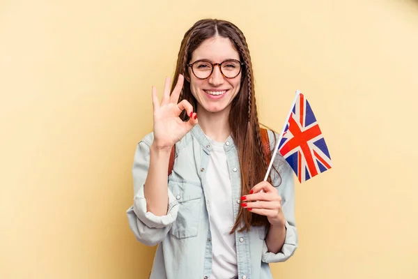 Mulher Branca Jovem Estudando Inglês Isolado Fundo Amarelo Alegre Confiante — Fotografia de Stock