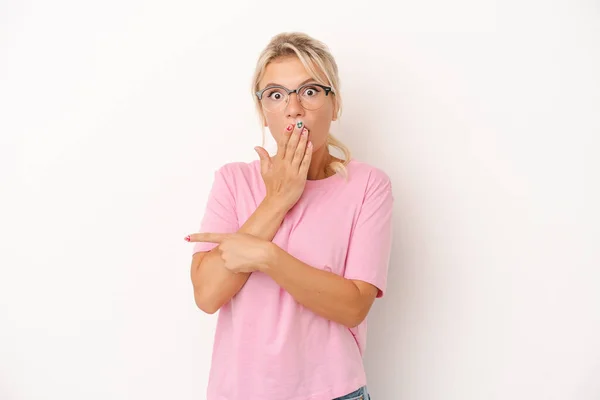 Giovane Donna Russa Isolata Sfondo Bianco Che Punta Verso Lato — Foto Stock