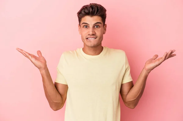 Jeune Homme Caucasien Isolé Sur Fond Rose Épaules Confuses Douteuses — Photo