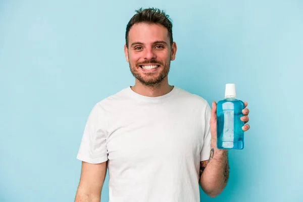 Jonge Blanke Man Met Mondwater Geïsoleerd Blauwe Achtergrond Gelukkig Glimlachend — Stockfoto