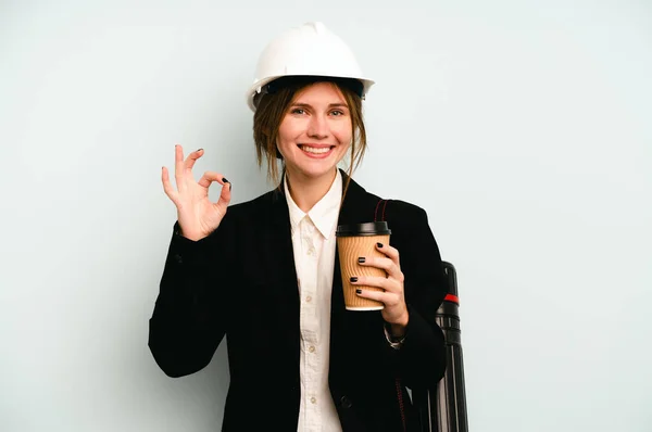 Jovem Arquiteto Mulher Inglesa Com Capacete Segurando Plantas Isoladas Fundo — Fotografia de Stock