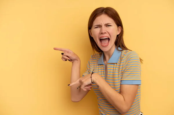 Ung Engelsk Kvinna Isolerad Gul Bakgrund Pekar Med Pekfingrar Till — Stockfoto