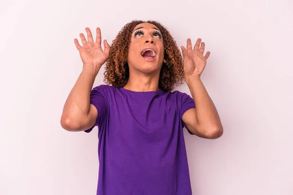Young Latin Transsexual Woman Isolated Pink Background Screaming Sky Looking — Stock Photo, Image