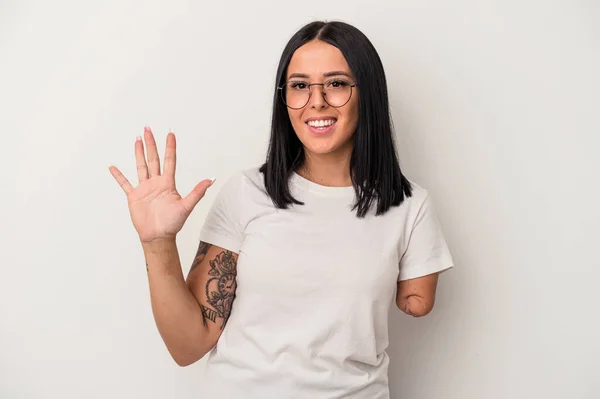 Jonge Blanke Vrouw Met Een Arm Geïsoleerd Witte Achtergrond Lachend — Stockfoto