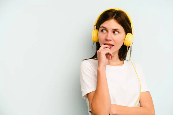 Jeune Femme Anglaise Écoutant Musique Isolée Sur Fond Bleu Détendue — Photo