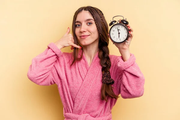 Ung Kaukasisk Kvinna Badrock Håller Väckarklocka Isolerad Gul Bakgrund Visar — Stockfoto