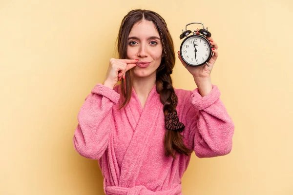 Mujer Caucásica Joven Con Albornoz Sosteniendo Reloj Despertador Aislado Fondo — Foto de Stock