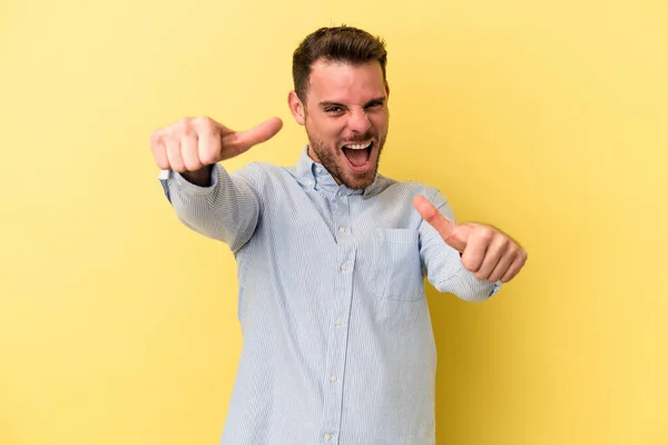 Young Caucasian Man Isolated Yellow Background Raising Both Thumbs Smiling — Stock Photo, Image