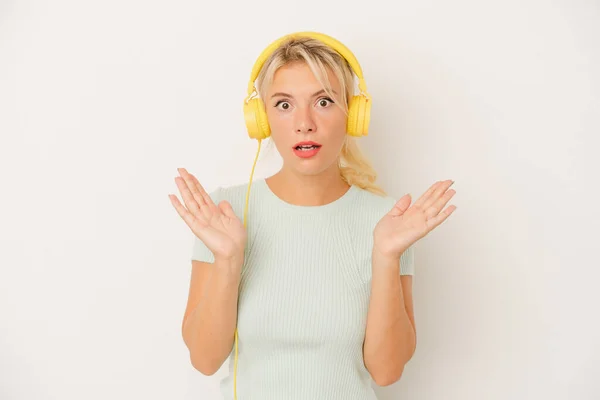 Jonge Russische Vrouw Luisteren Naar Muziek Geïsoleerd Witte Achtergrond Verrast — Stockfoto