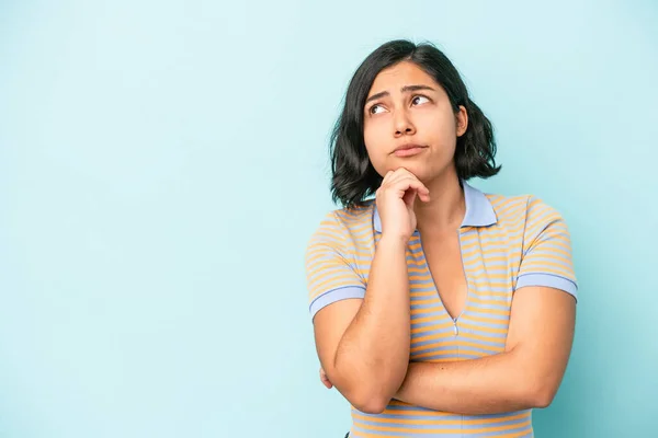 Young Latin Woman Isolated Blue Background Looking Sideways Doubtful Skeptical — Stock Photo, Image