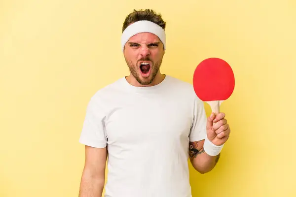 Mladý Běloch Drží Ping Pong Raketa Izolované Žlutém Pozadí Křičí — Stock fotografie