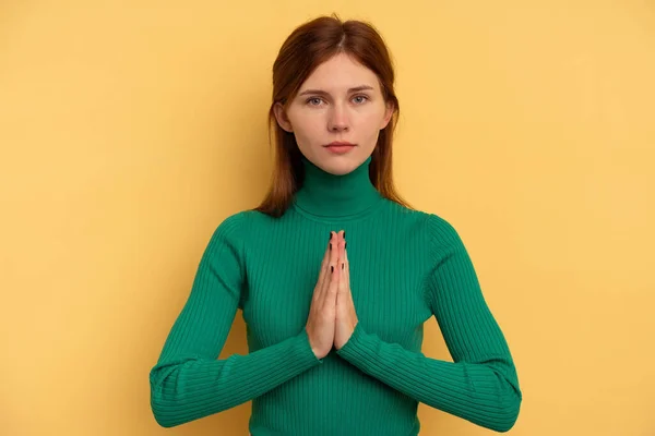 Joven Inglesa Aislada Sobre Fondo Amarillo Rezando Mostrando Devoción Persona — Foto de Stock