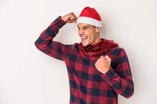 Junger Kaukasier Feiert Weihnachten Isoliert Auf Weißem Hintergrund Und Hebt — Stockfoto