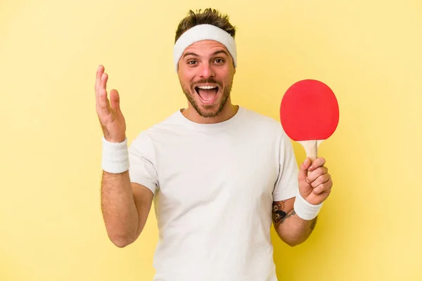 Jovem Caucasiano Segurando Raquete Ping Pong Isolado Fundo Amarelo Recebendo — Fotografia de Stock