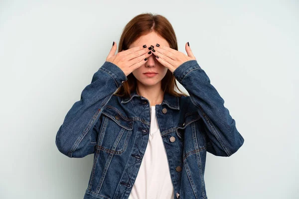 Молодая Английская Женщина Изолированная Синем Фоне Боится Закрывать Глаза Руками — стоковое фото