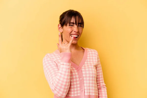 Young Argentinian Woman Isolated Yellow Background Showing Rock Gesture Fingers — 스톡 사진