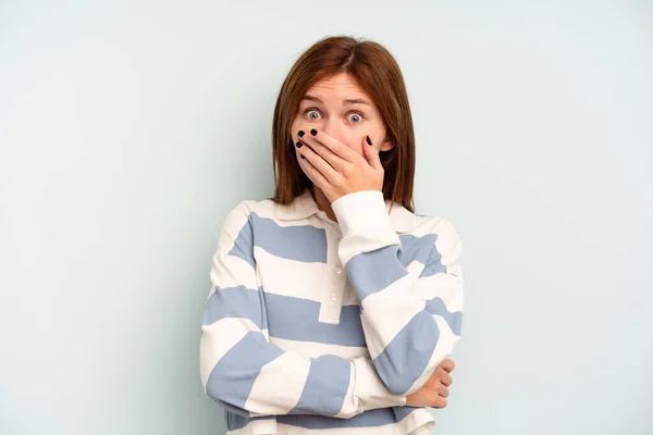 Joven Mujer Inglesa Aislada Sobre Fondo Azul Asustada Asustada — Foto de Stock