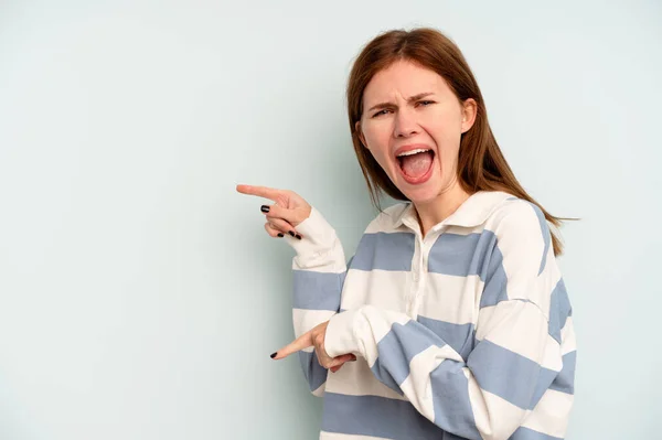 Ung Engelsk Kvinna Isolerad Blå Bakgrund Pekar Med Pekfingrar Till — Stockfoto