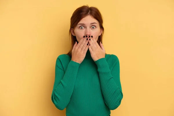 Mujer Inglesa Joven Aislada Sobre Fondo Amarillo Sorprendida Cubriendo Boca — Foto de Stock