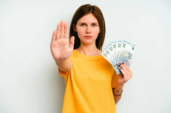Joven Mujer Inglesa Sosteniendo Billetes Aislados Sobre Fondo Azul Pie — Foto de Stock