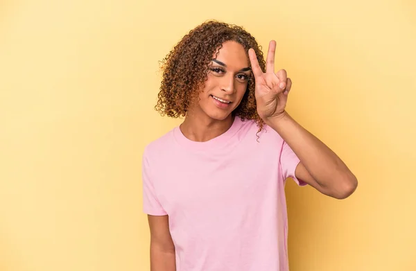 Молода Латинська Транссексуальна Жінка Ізольована Жовтому Тлі Показує Номер Два — стокове фото