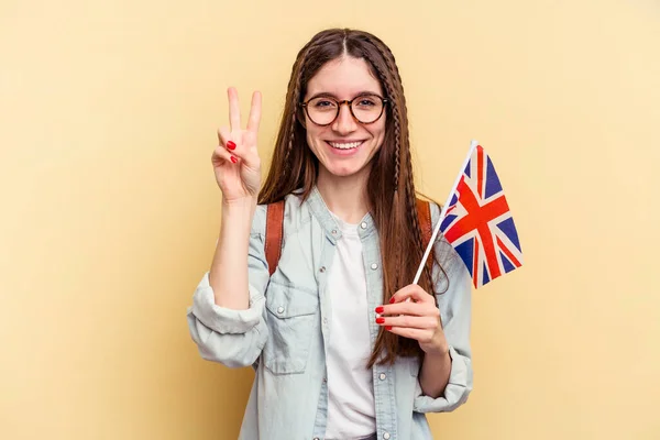 Mladá Běloška Studuje Angličtinu Izolované Žlutém Pozadí Ukazující Číslo Dvě — Stock fotografie