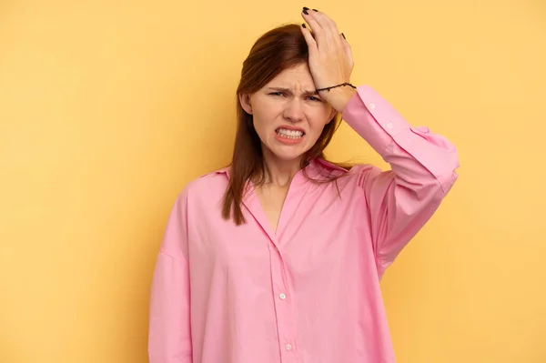 Ung Engelsk Kvinna Isolerad Gul Bakgrund Glömmer Något Slå Pannan — Stockfoto